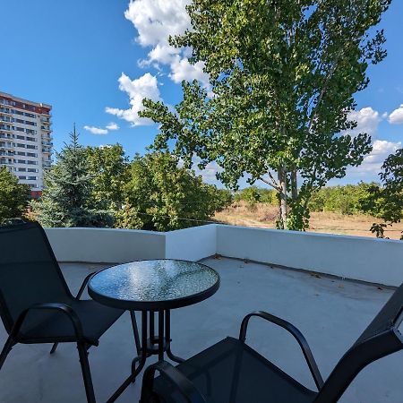 Horizon View Villa - Lakefront Terrace Suite 부쿠레슈티 외부 사진