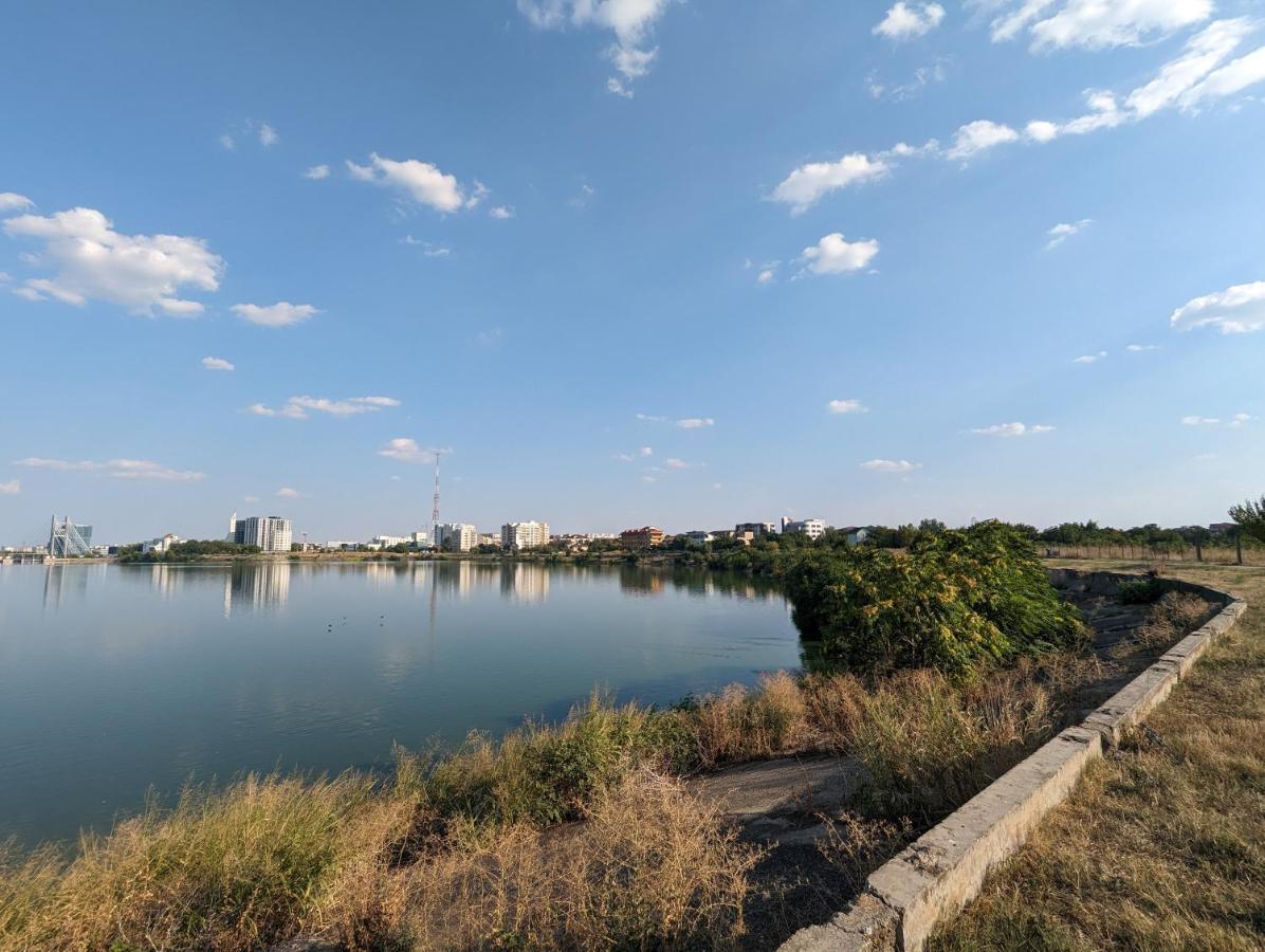 Horizon View Villa - Lakefront Terrace Suite 부쿠레슈티 외부 사진