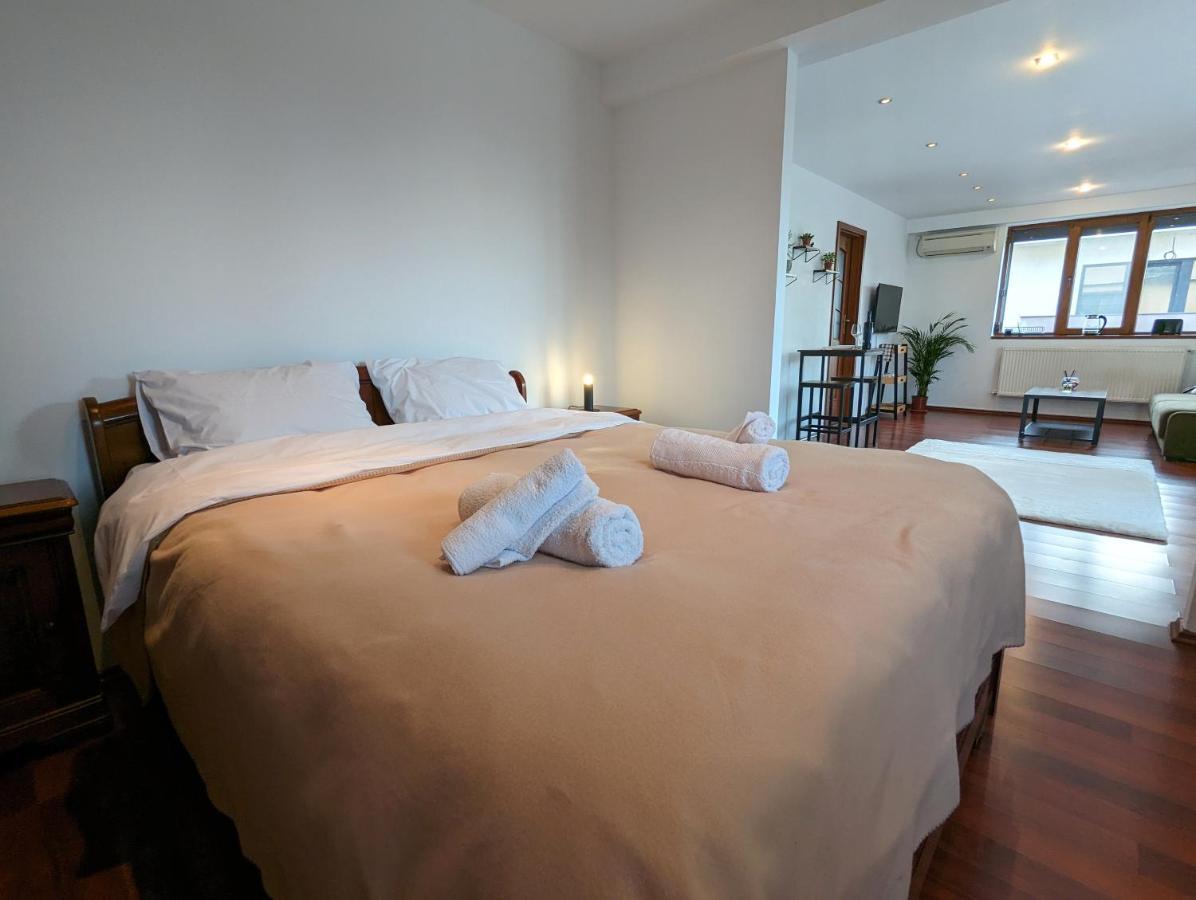 Horizon View Villa - Lakefront Terrace Suite 부쿠레슈티 외부 사진