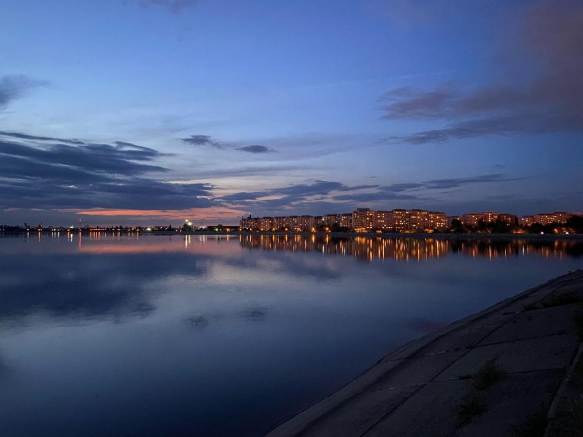 Horizon View Villa - Lakefront Terrace Suite 부쿠레슈티 외부 사진